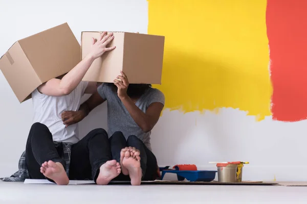 Casal brincando com caixas de papelão — Fotografia de Stock