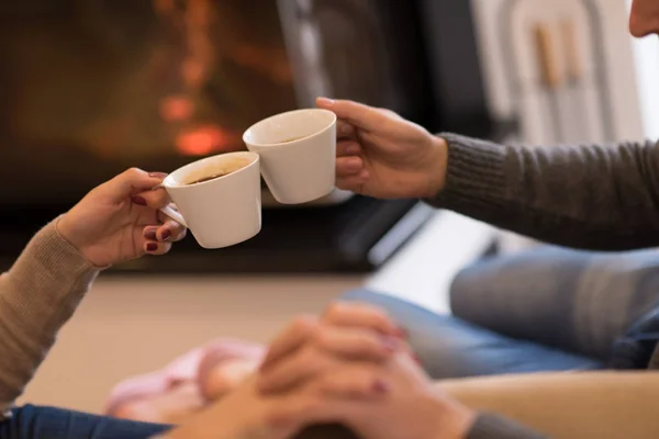 Jong paar drinken koffie — Stockfoto