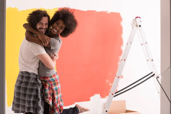 Unga lyckliga multietniskt paret — Stockfoto