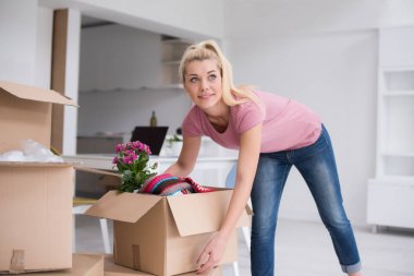 Yeni dairende hareketli kız