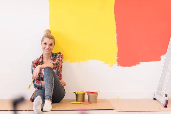 Young female painter sitting on floor — Stock Photo, Image