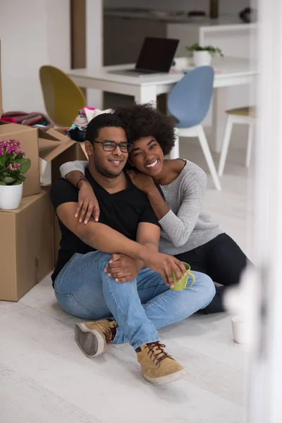 Pareja afroamericana relajándose en casa nueva — Foto de Stock