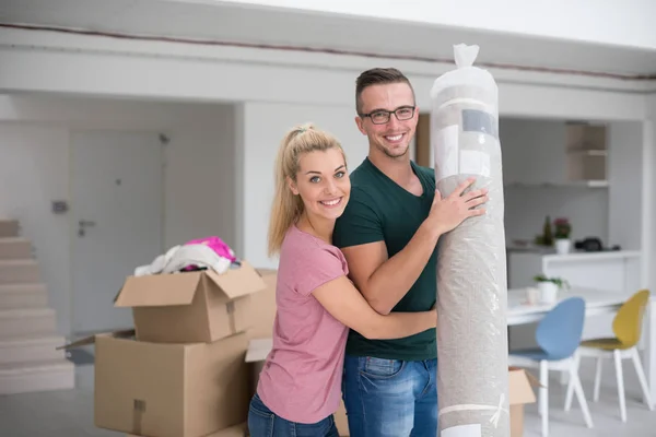 Junges Paar Trägt Teppich Gemeinsam Ins Neue Zuhause — Stockfoto