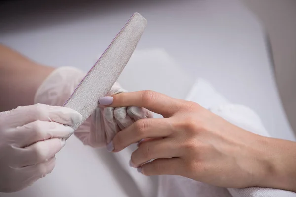 Vrouwelijke handen die een manicure krijgen — Stockfoto