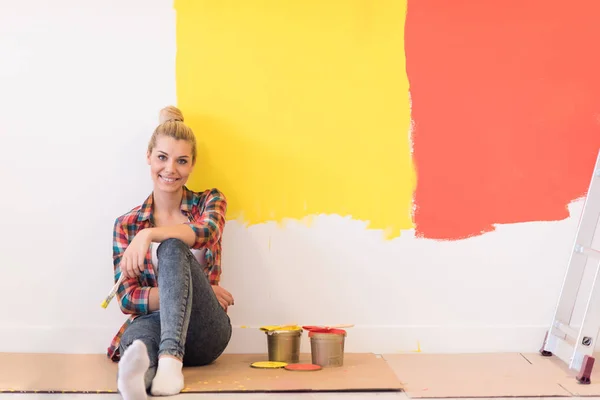 Young female painter sitting on floor — Stock Photo, Image