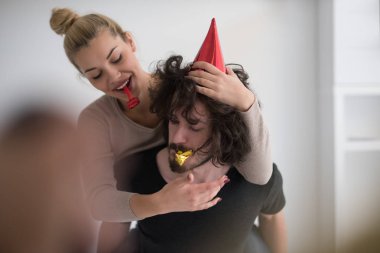 iki parti şapkaları içinde düdük üfleme sonra