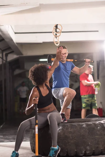 Portret Van Een Jonge Multi Etnisch Paar Training Met Een — Stockfoto