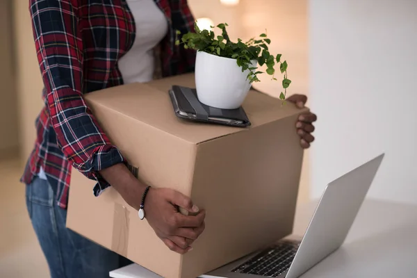 Menina preta se movendo no novo apartamento — Fotografia de Stock