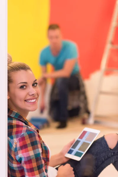 Pareja haciendo renovaciones en casa — Foto de Stock