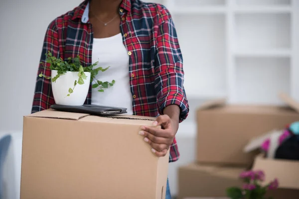 Chica negra moviéndose en el nuevo apartamento — Foto de Stock