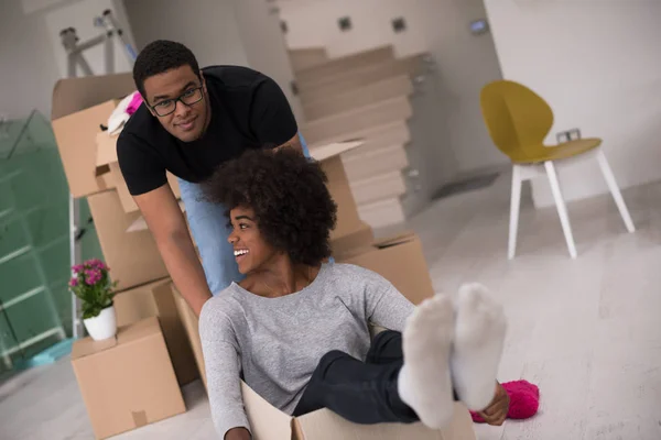 Afrikanisches amerikanisches Paar spielt mit Verpackungsmaterial — Stockfoto