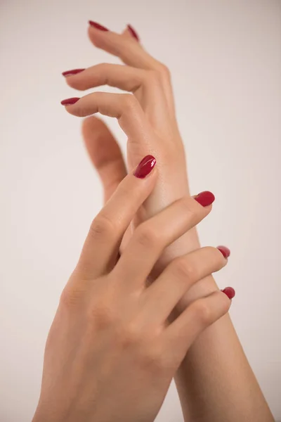 Nahaufnahme der Hände einer jungen Frau — Stockfoto