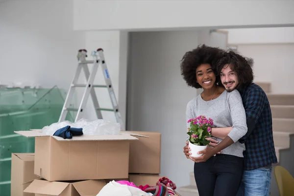 Casal multiétnico se mudando para uma nova casa — Fotografia de Stock