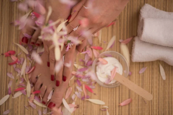 Pés femininos e mãos no salão de spa — Fotografia de Stock