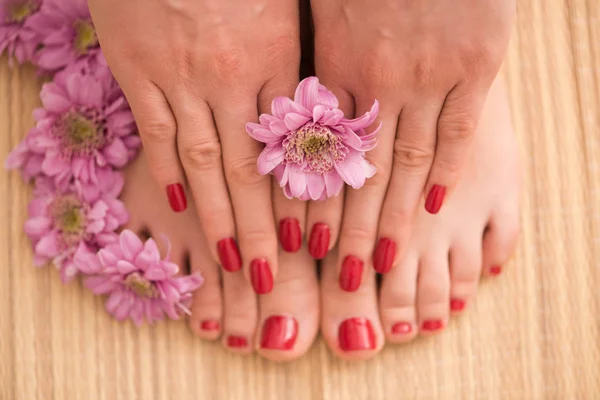 Piedi e mani femminili al salone spa — Foto Stock