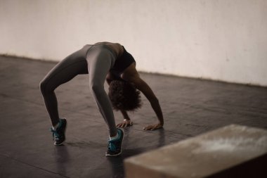 siyah kadın köprü poz ayakta