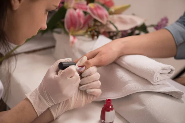 Mãos Mulher Que Recebem Uma Manicura Salão Beleza Arquivamento Unhas — Fotografia de Stock