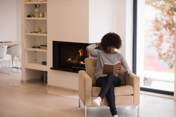 Černá žena doma čtení knihy — Stock fotografie
