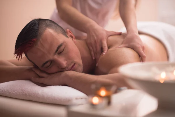 Positieve Jonge Man Met Een Rug Massage Een Kuuroord — Stockfoto