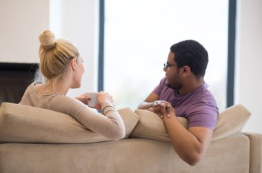 Şömine önünde genç çok ırklı Çift