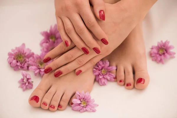 Pies y manos femeninas en el salón de spa — Foto de Stock