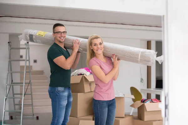 Junges Paar Trägt Teppich Gemeinsam Ins Neue Zuhause — Stockfoto