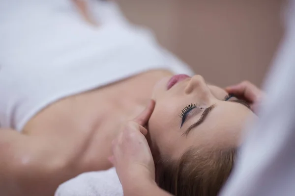 Donna che riceve massaggio alla testa — Foto Stock