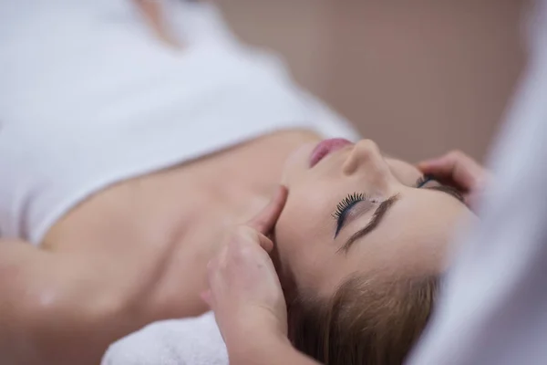 Mulher recebendo massagem na cabeça — Fotografia de Stock