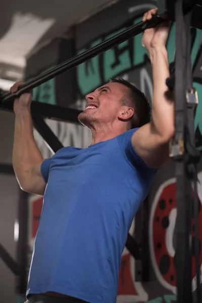 Man doen pull ups — Stockfoto