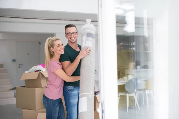 Junges Paar Trägt Teppich Gemeinsam Ins Neue Zuhause — Stockfoto