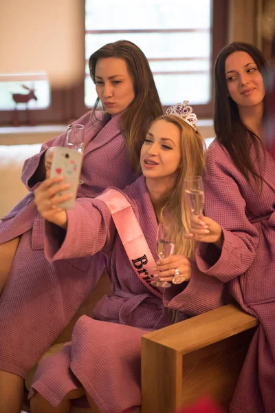Partide Selfy yapan kızlar — Stok fotoğraf