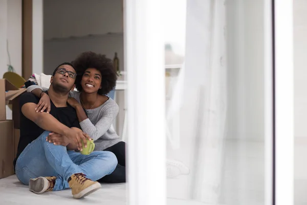 Couple afro-américain se détendre dans une nouvelle maison — Photo