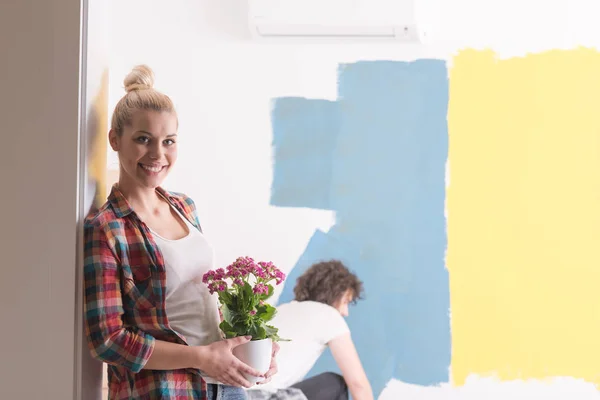 Pareja joven haciendo renovaciones en casa — Foto de Stock