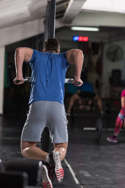 Hombre haciendo ejercicios barras paralelas — Foto de Stock