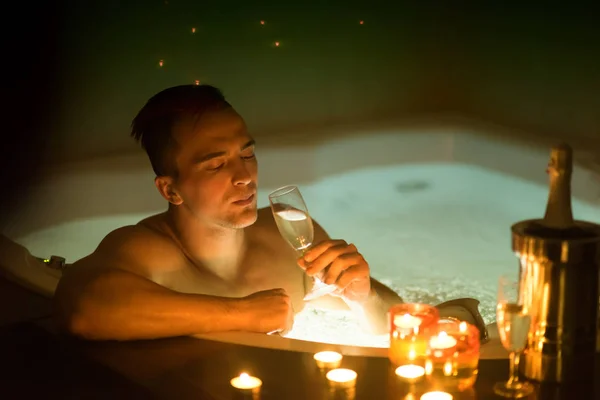 Człowiek, relaksując się w jacuzzi — Zdjęcie stockowe