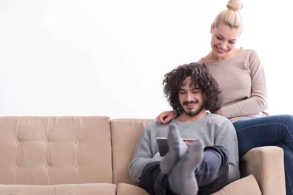 Couple relaxant à la maison avec tablette — Photo