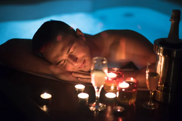 Homme relaxant dans le jacuzzi — Photo