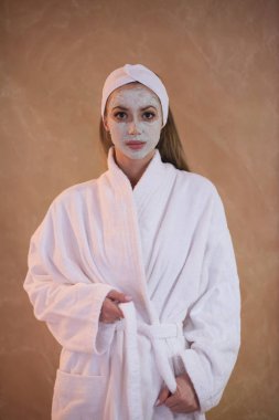 Yüz maskesi uygulama kadın