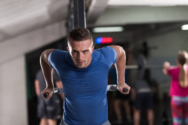 Man doing exercises parallel bars — Stock Photo, Image