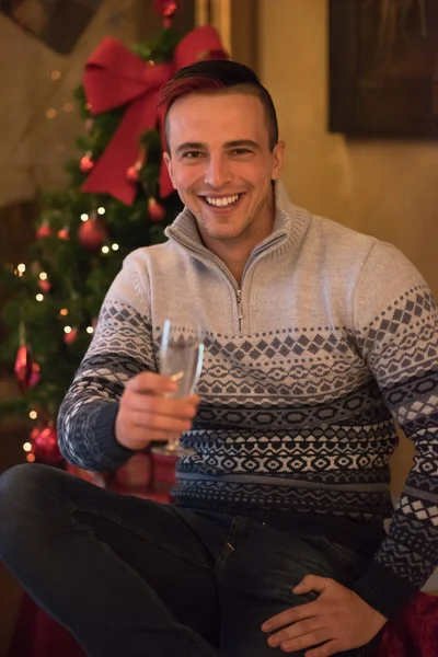 Szczęśliwy człowiek ze szklanką szampana — Zdjęcie stockowe