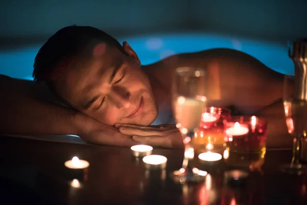 Homem relaxante em jacuzzi — Fotografia de Stock