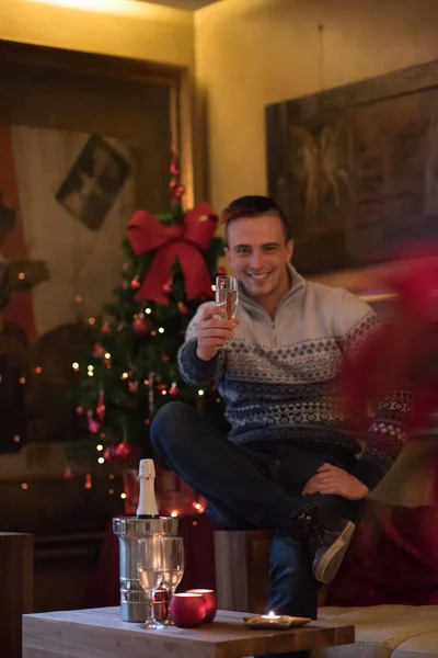 Homem feliz com copo de champanhe — Fotografia de Stock