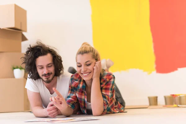 Pareja feliz relajándose después de pintar — Foto de Stock