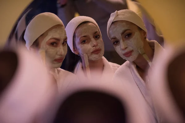 Mulheres colocando máscaras no banheiro — Fotografia de Stock