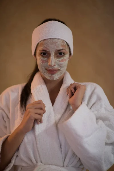 Spa Mulher aplicando máscara facial — Fotografia de Stock