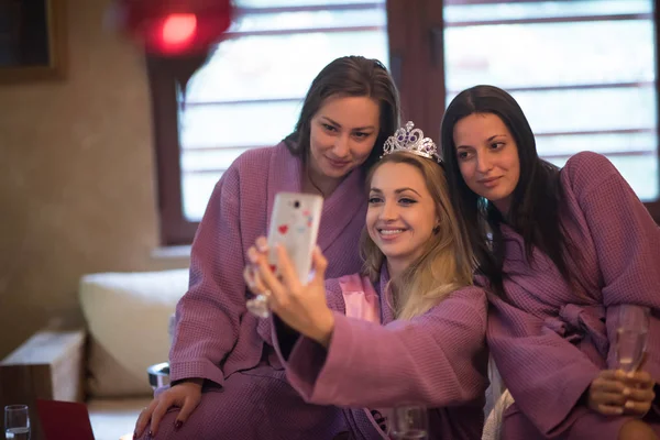 Chicas haciendo Selfy en la fiesta —  Fotos de Stock