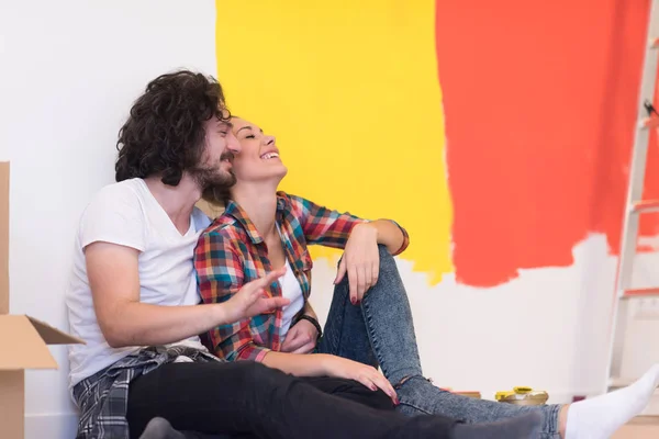 Casal feliz relaxante após a pintura — Fotografia de Stock