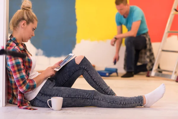 Coppia facendo lavori di ristrutturazione casa — Foto Stock