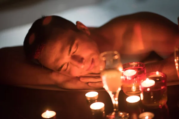 Homme relaxant dans le jacuzzi — Photo