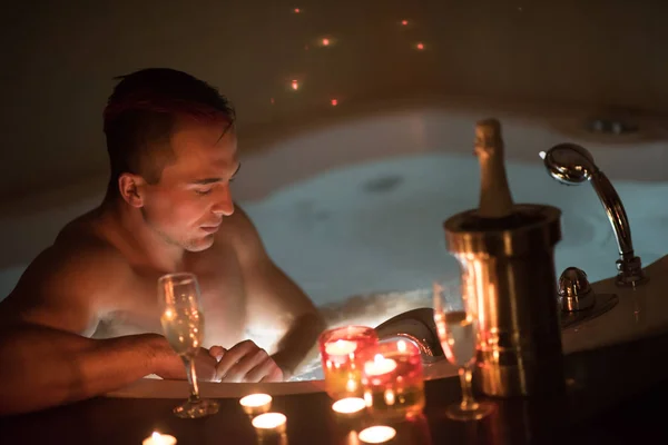 Hombre relajante en jacuzzi — Foto de Stock